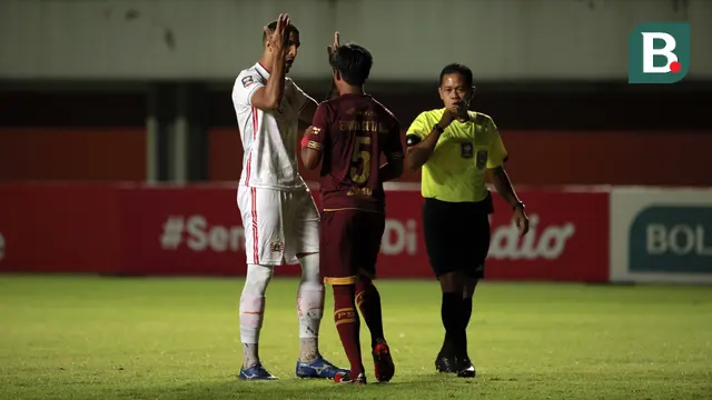FOTO: Aksi Obral Kartu oleh Hamim Tohari saat Laga PSM Melawan Persija