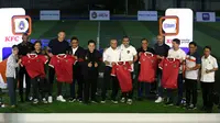 Sejumlah legenda sepak bola dunia mendapatkan&nbsp;merchandise jersey Timnas Indonesia&nbsp;saat kegiatan BRImo Future Garuda di Lapangan BRILiaN Stadium, Jalan Fatmawati Raya, Jakarta, Selasa (30/05/2023). (Bola.com/Bagaskara Lazuardi)