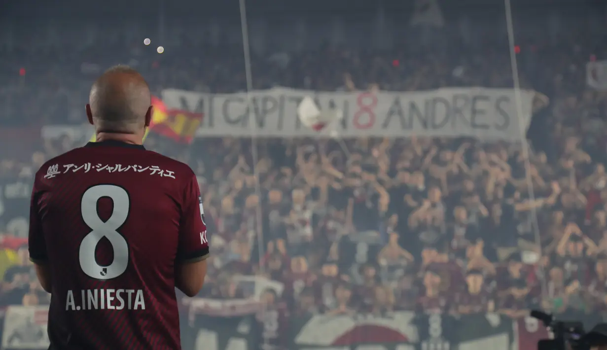 Usai laga, Andres Iniesta yang identik dengan nomor punggung 8 memberikan salam perpisahan kepada para fans di tribun yang membentangkan spanduk penghormatan kepada pemain yang hanya tampil 4 laga saja dari total 19 laga di tahun 2023. (Dok. J1 League)