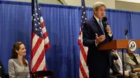 Menteri Luar Negeri AS John Kerry (kanan)  berpidato didampingi aktris Angelina Jolie saat menghadiri acara buka puasa lintas agama di  All Dulles, Area Muslim Society, Virginia, AS, (20/6). (YURI GRIPAS / AFP)