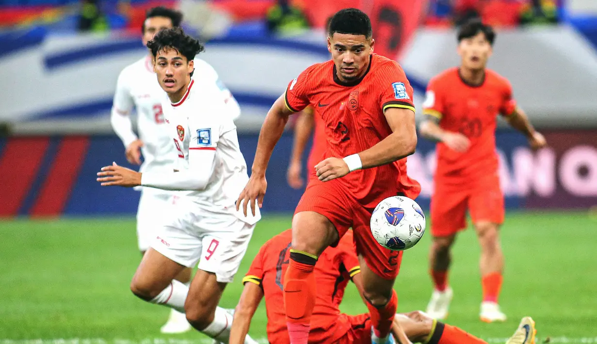 Pemain Timnas Indonesia, Rafael Struick (kiri) berusaha merebut bola pemain China, Jiang Guangtai saat laga lanjutan putaran ketiga Grup C Kualifikasi Piala Dunia 2026 di Qingdao Youth Stadium, Qingdao, China, Selasa (15/10/2024). (AFP)