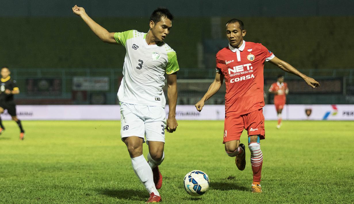 Pemain Persija, Muhammad Ilham, berebut bola dengan pemain PBR, Rifan, pada laga Piala Jenderal Sudirman di Stadion Kanjuruhan, Malang, Kamis (19/11/2015). (Bola.com/Vitalis Yogi Trisna)