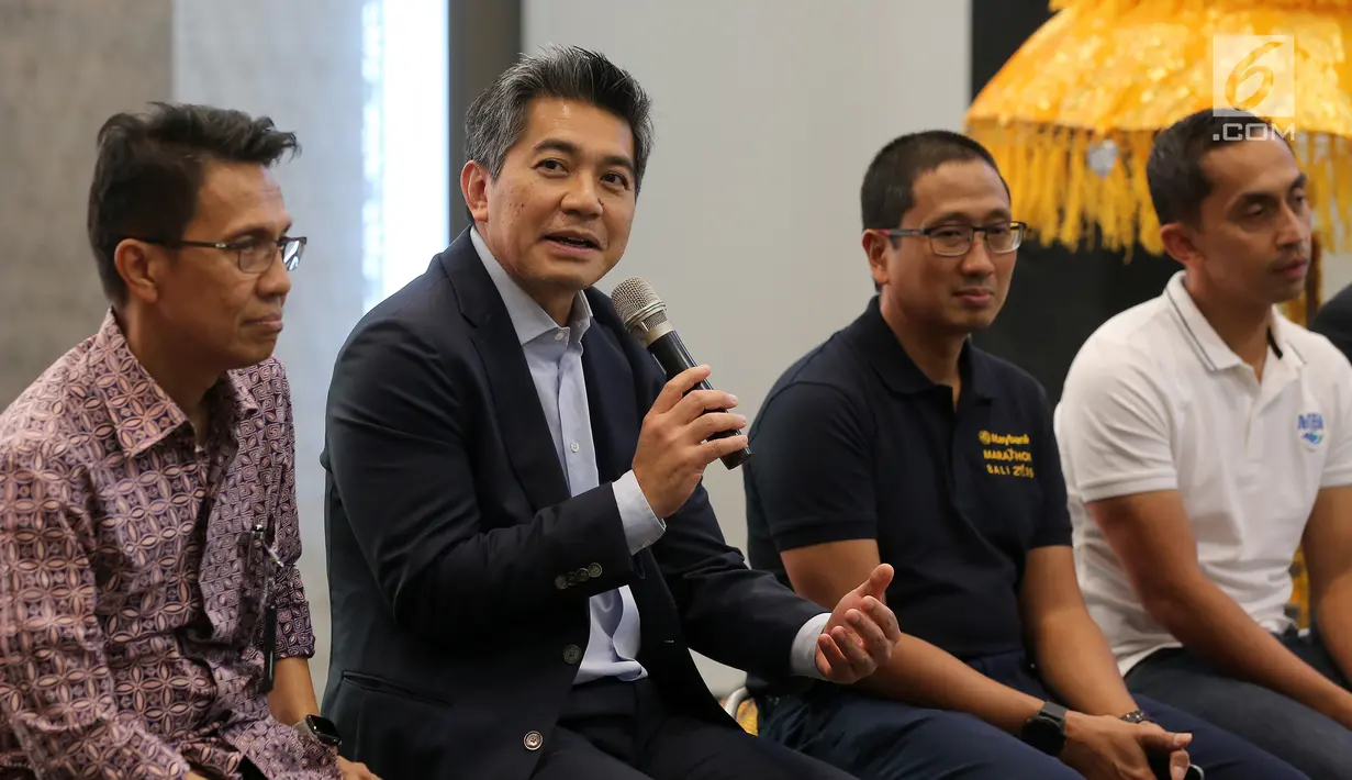 Presiden Direktur PT Bank Maybank Indonesia (Maybank Indonesia) Taswin Zakaria (kedua kiri) memberi keterangan pers persiapan final lomba lari internasional Maybank Marathon 2019 di Jakarta, Selasa (20/8/2019). Lebih dari 11.600 pelari dari 50 negara akan turut serta. (Liputan6.com/Fery Pradolo)