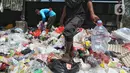 Aktivitas petugas kebersihan saat mencari barang bekas untuk di jual kembali di tempat pembungan sementara di kawasan Petir, Kota Tangerang, Banten. (Liputan6.com/Angga Yuniar)