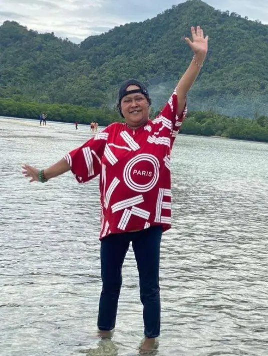 <p>Berpose di depan gunung, Suti terlihat memadukan t-shirt, celana panjang warna hitam, dan topi hitam. (Instagram/sutykarno).</p>