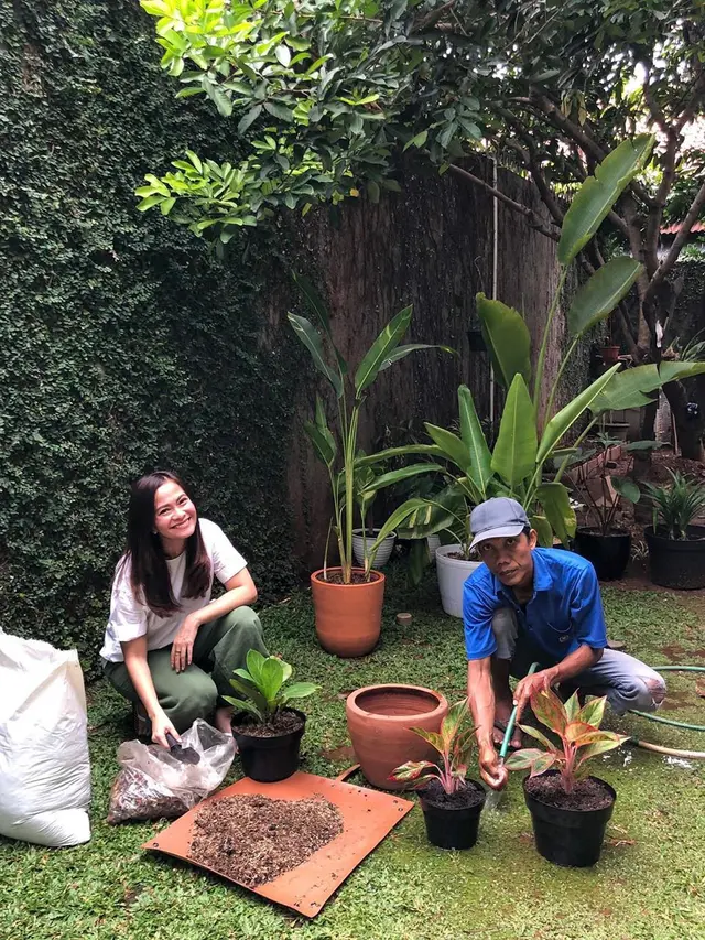 Rumah Asri Penuh Tanaman, Ini 7 Potret Ersa Mayori saat Berkebun