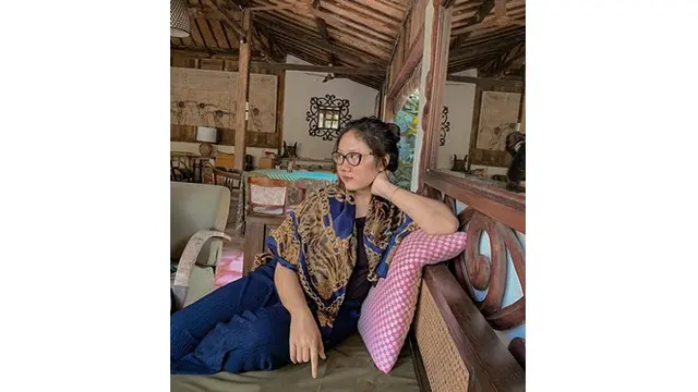 6 Potret Shania Adik Erina Gudono yang Baru Lulus Ujian Skripsi, Curi Perhatian