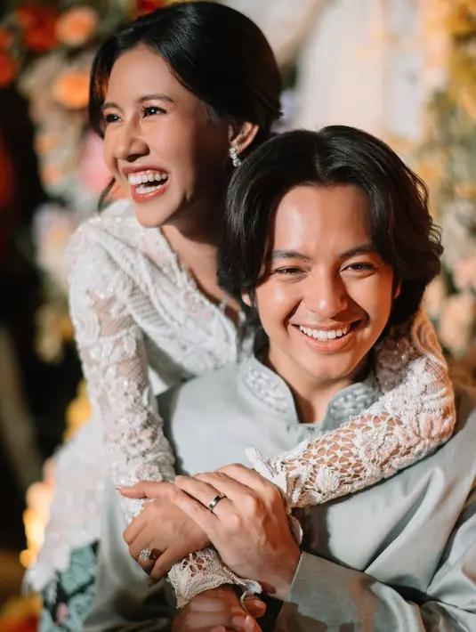 Tampil sederhana dalam balutan kebaya dan dan baju semi Melayu, begini penampilan Angga Yunanda dan Shenina Cinnamon. [Instagram. Shenina Cinnamon]