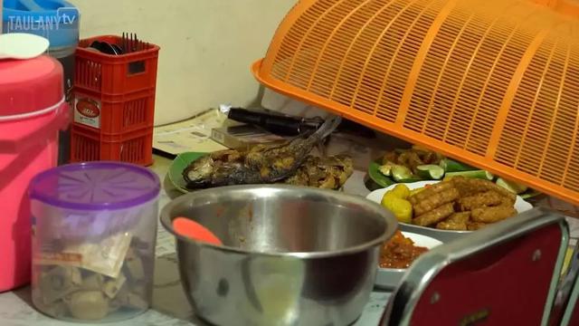 Peralatan Makan yang Apa Adanya, Tapi Penuh Kehangatan