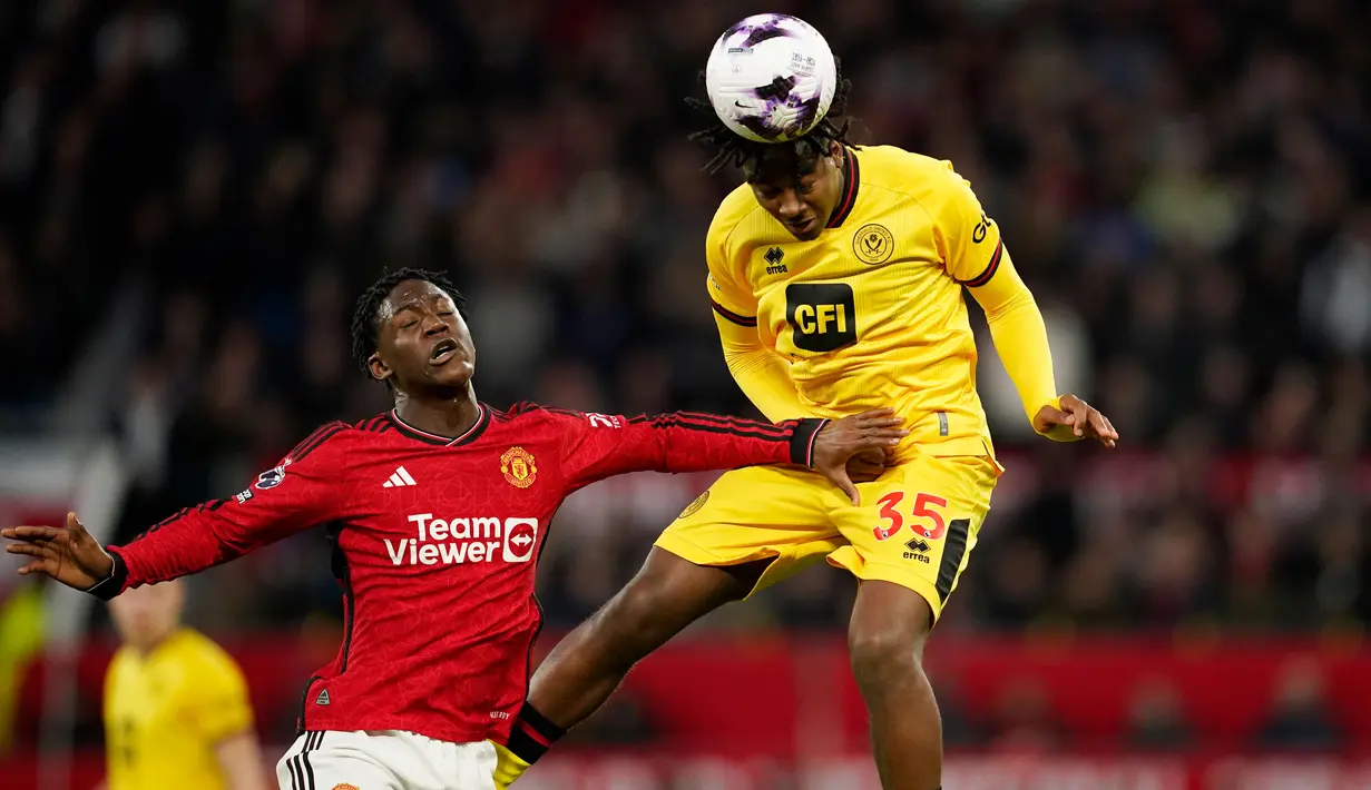 The Red Devils bangkit dan tampil agresif. (AP Photo/Dave Thompson)