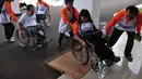 Sejumlah penyandang cacat saat memasuki tempat berlangsungnya acara peringatan Hari Disabilitas Internasional di Gedung Konvensi TMP Kalibata, Jakarta, Rabu (10/12/2014). (Liputan6.com/Johan Tallo)
