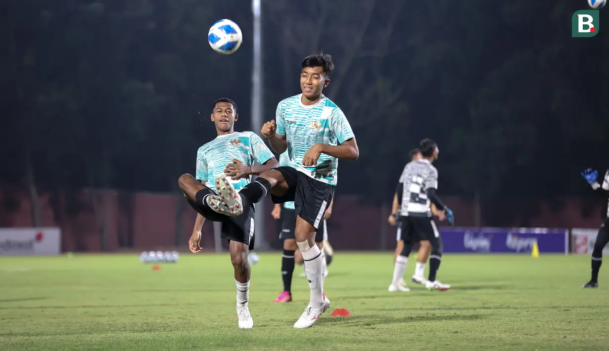<p>Dua pemain Timnas Indonesia U-16, Fadly Alberto (kiri) dan Putu Panji berebut bola dalam sesi official training di Stadion UNS, Solo, Jawa Tengah, Minggu (30/6/2024) jelang menghadapi Australia dalam laga semifinal Piala AFF U-16 pada Senin (1/7/2024) di Stadion Manahan, Solo. (Bola.com/Abdul Aziz)</p>