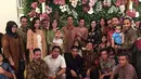 Di sebuah foto yang diunggah akun @tante_rempongg, terlihat suasana pertunangan Raisa dan Hamish Daud. Keduanya berdiri di tengah-tengah keluarga besar. Raisa mengenakan kebaya dan Hamish memakai kemeja batik. (Instagram/tante_rempongg)