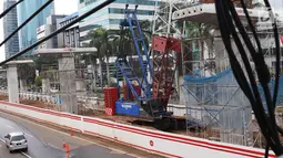 Suasana konstruksi layang proyek LRT yang sepi dari aktivitas di kawasan Kuningan, Jakarta Selatan, Rabu (21/2). Namun untuk bagian bawah pengerjaan tetap dilakukan. (Liputan6.com/Immanuel Antonius)