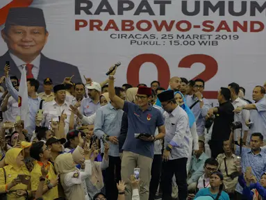 Calon Wakil Presiden nomor urut 02 Sandiaga Uno (peci merah) menyapa pendukungnya saat kampanye terbuka di Gelanggang Remaja Jakarta Utara, Senin (25/3). Sandiaga mengajak seluruh simpatisan untuk memenangkan dirinya serta Prabowo Subianto dalam Pemilu pada April 2019. (Liputan6.com/Faizal Fanani)