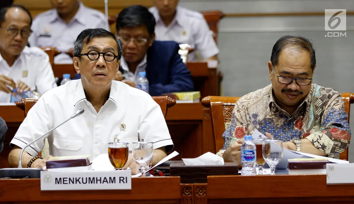 Menteri Hukum dan HAM Yasonna Laoly (kiri) saat mengikuti rapat kerja dengan Komisi III DPR, di Kompleks Parlemen Senayan, Jakarta, Kamis (13/6). Raker membahas pendahuluan RKA-KL dan Rencana Kerja Pemerintah (RKP) Kementerian Hukum dan HAM tahun 2020. (Liputan6.com/Johan Tallo)