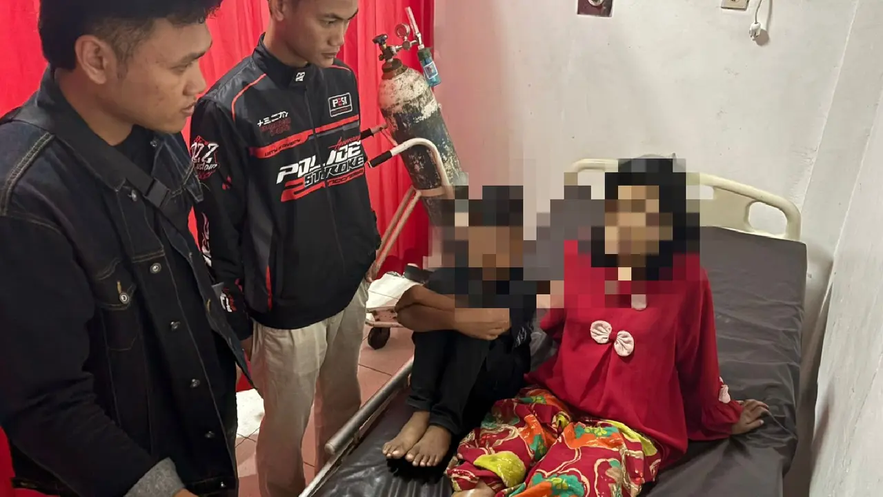 Korban dan anak bungsunya saat mendapat perawatan medis.(Istimewa)