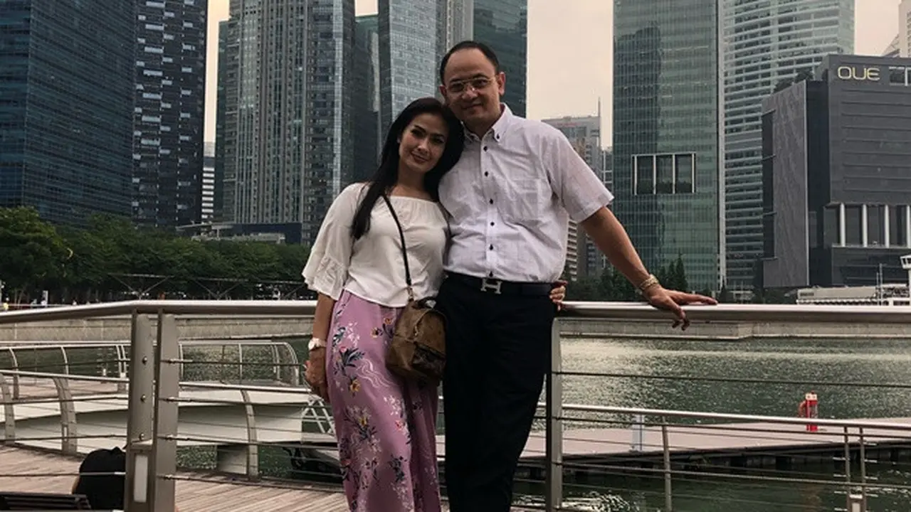 7 Gaya Iis Dahlia dan Sang Suami saat Liburan, Mesra Abis