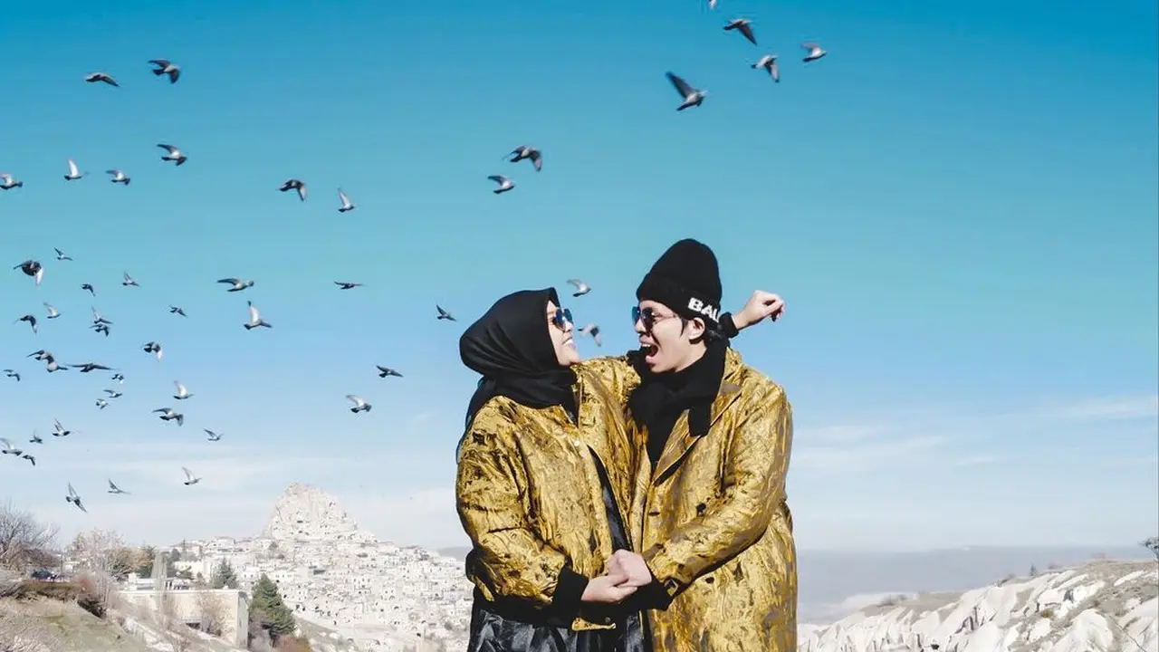 Detail Outfit Aurel Hermansyah Babymoon di Cappadocia bersama Suami dan Keluarga