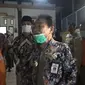 Bupati Banjarnegara, Budhi Sarwono Saat mengantar pasien sembuh Covid-19 Banjarnegara. (Foto: Liputan6.com/Tangkapan Layar Video/Muhamad Ridlo)