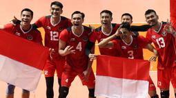 Para pemain Timnas Bola Voli Putra Indonesia merayakan kemenangan pada laga final SEA Games 2023 di Phnom Penh, Kamboja, Minggu (08/05/2023). Skuad asuhan Jeff Jiang Jie menang tiga set langsung (25-21, 25-10, 25-15) atas tuan rumah Kamboja. Total 2 emas, 2 perak dan 1 perunggu direbut tim bola voli Indonesia dari nomor indoor dan bola voli pantai, hingga membawa tim bola voli Indonesia menjadi juara umum di SEA Games 2023. (Bola.com/Abdul Aziz)