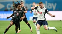 Pemain Bayern Munchen, Adin Licina, berduel dengan gelandang Tottenham Hotspur, Dejan Kulusevski, dalam laga pramusim di Seoul World Cup Stadium, Korea Selatan, Sabtu (3/8/2024) malam WIB. (ANTHONY WALLACE / AFP)