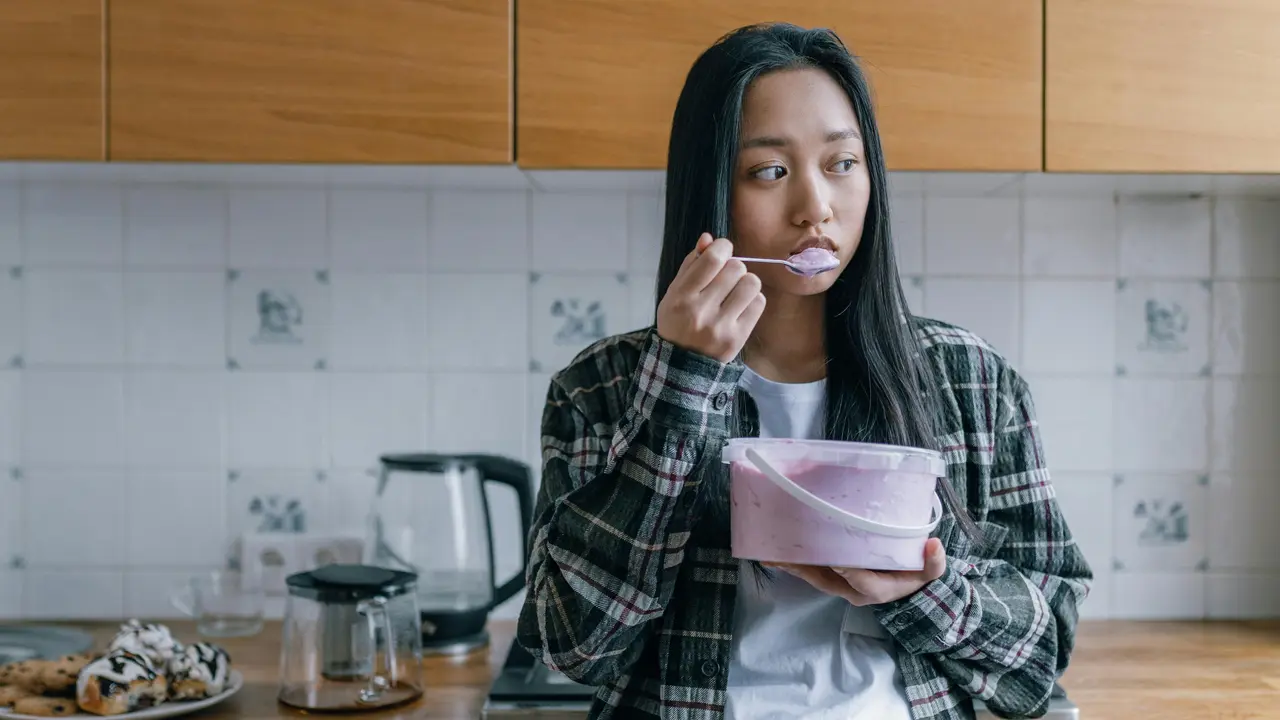Makan karena Lapar atau Hanya Emotional Eating? Ini Cara Membedakannya