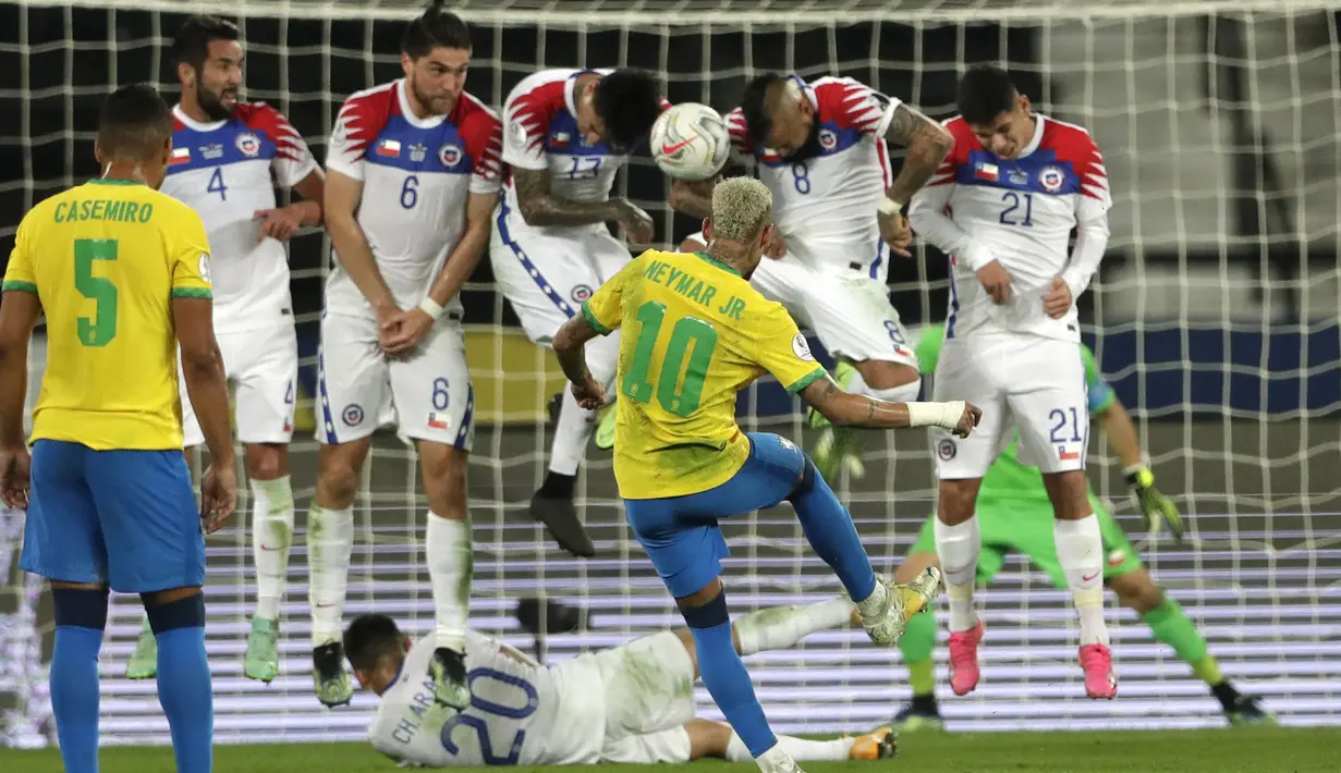 Pertandingan yang digelar di Estadio Olimpico Nilton Santos itu berjalang dengan sengit. Kedua tim bermain terbuka sejak awal pertandingan. (AP/Silvia Izquierdo)