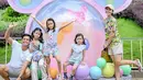 Selain tampil dengan dress merah, Tyara juga sempat memakai busana kasual, kaus dan celana pendek. Penampilannya pun terlihat awet muda, tak terlihat seperti ibu dari tiga anak. Kini fokus mengurus rumah tangga, Tyara yang dulu seorang pesinetron itu selalu kompak dengan Surya soal membahagiakan anak. (Liputan6.com/IG/@suryainsomnia)