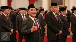 Jenderal TNI Purn Dr Moeldoko saat menghadiri upacara pemberian tanda kehormatan di Istana Negara Jakarta, Kamis (13/8). Dalam rangka peringatan HUT ke-70 Kemerdekaan RI, Presiden memberikan sejumlah tanda kehormatan. (Liputan6.com/Faizal Fanani)