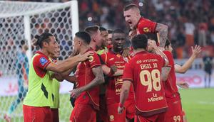 Pemain Persija merayakan gol yang dicetak Allano Brendon De Souza Lima (Allano) saat menjamu Bhayangkara FC pada lanjutan BRI Super League 2025/2026 di Stadion Utama Gelora Bung Karno (SUGBK), Jakarta, Senin (29/12/2025). Persija berhasil membungkam permainan Bhayangkara FC dengan skor telak 3-0. (Bola.com/M Iqbal Ichsan)