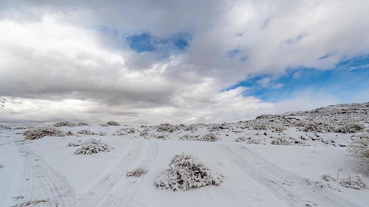 Pegunungan di Arab Saudi yang berada di wilayah Tabuk dekat perbatasan Yordania tertutup salju putih pada Hari Tahun Baru 2022. (SPA)