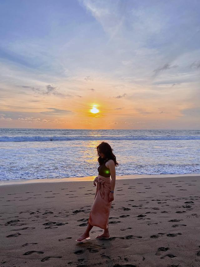 Tampil Makin Dewasa, Ini 5 Potret Fay Nabila Liburan di Pantai