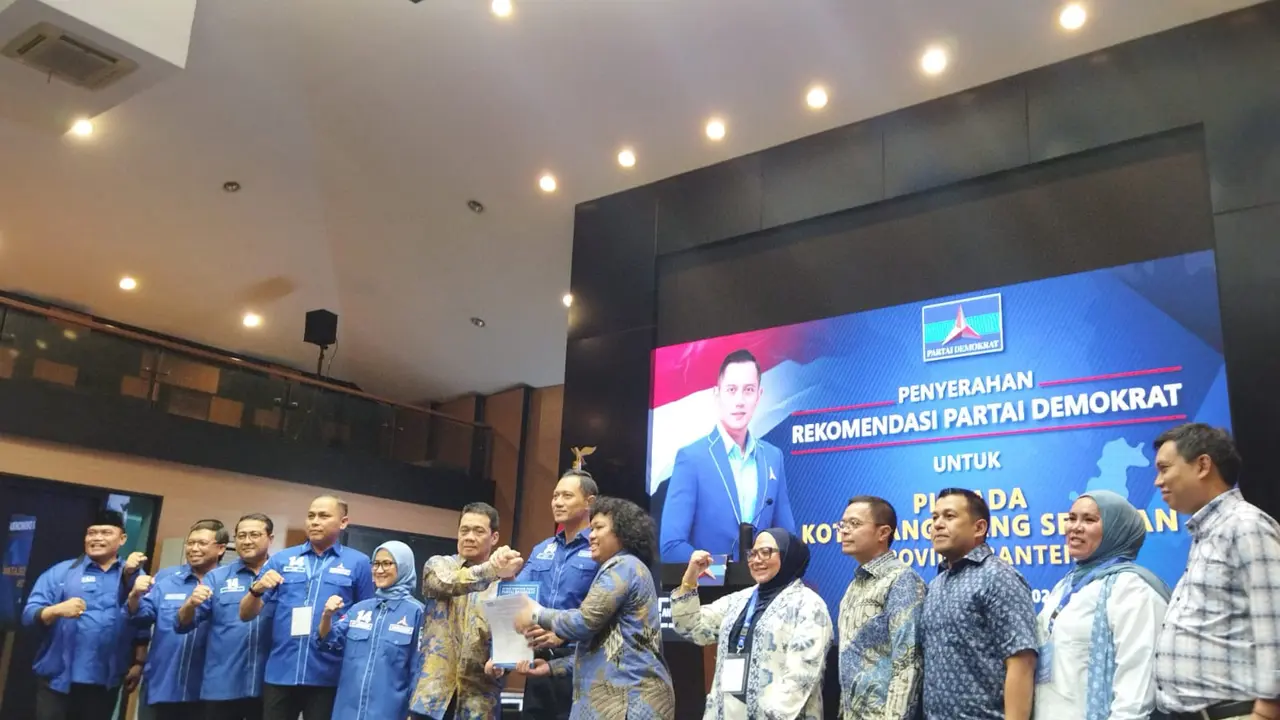 DPP Partai Demokrat resmi memberikan surat rekomendasi kepada pasangan Ahmad Riza Patria dan Marshel Widianto sebagai bakal calon wali kota dan wakil wali kota Tangerang Selatan 2024.