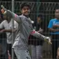 Kiper Timnas Indonesia U-19, Rakasurya Handika, memberikan instruksi saat uji coba melawan Timnas Indonesia U-23 di Lapangan ABC Senayan, Jakarta, Sabtu (24/2/2018). Timnas U-23 menang 5-0 atas Timnas U-19. (Bola.com/Vitalis Yogi Trisna)