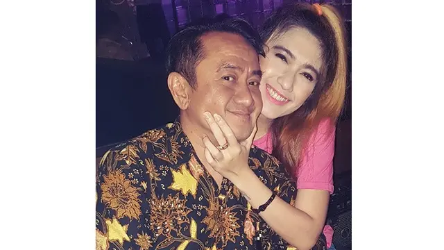 Terpaut 15 Tahun, Ini 6 Potret Mesra Revi Mariska Bareng Suami