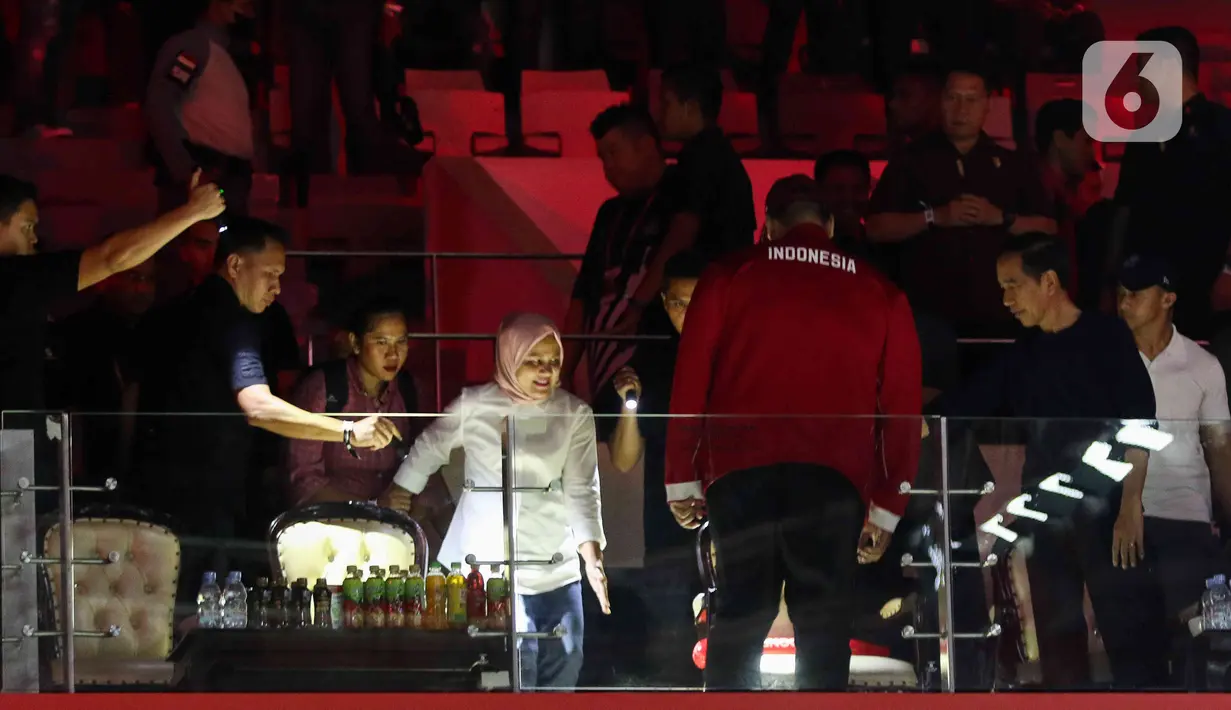 Presiden Jokowi menonton perjuangan Anthony Ginting di Indonesia Open 2023 juga ditemani ibu negara, Iriana. (Liputan6.com/Herman Zakharia)