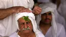 Seorang pria mengikuti ritual agama Sabean di kota Kurdi, Khabat, Irak (19/5). Ritual ini bertujuan untuk membersihkan badan dan jiwa mereka dari segala kotoran jasmani dan rohani. (AFP/Safin Hamed)
