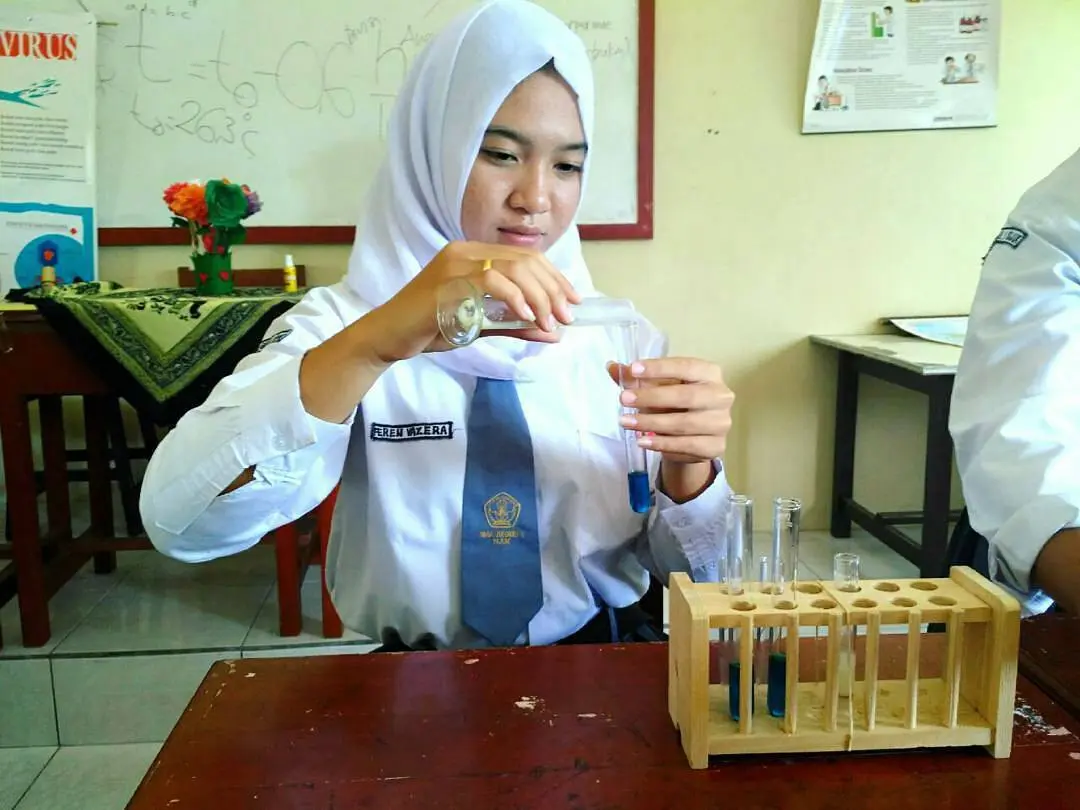 Hijab yang santun seperti ini patut kamu tiru. (sumber foto: @anaksma.hits/instagram)