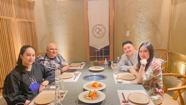 Dinilai Tak Ada Attitude oleh Adik Ipar, Ini Momen Manis Adly Fairuz Bareng Istri dan Keluarga