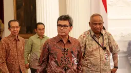 Plt Ketua KPK, Taufiqurrahman Ruki (kanan) bersama pimpinan KPK lainnya saat tiba di Istana Merdeka, Jakarta, Jumat (27/2/2015). Pertemuan ini membahas tentang perkembangan KPK sejak dilantiknya Pimpinan KPK Sementara. (Liputan6.com/Faizal Fanani)