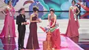 Finalis dari Bangka Belitung, Sonia Fergina mengambil payung untuk menjawab pertanyaan dari Juri, Riyo Mori pada malam puncak Puteri Indonesia 2018 di JCC, Jakarta, Jumat (9/3). (Liputan6.com/Herman Zakharia)