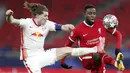 Pemain RB Leipzig, Marcel Sabitzer, berebut bola dengan penyerang Liverpool, Divock Origi, pada laga Liga Champions di Puskas Arena, Kamis (11/3/2021). Liverpool menang dengan skor 2-0. (AP/Laszlo Balogh)