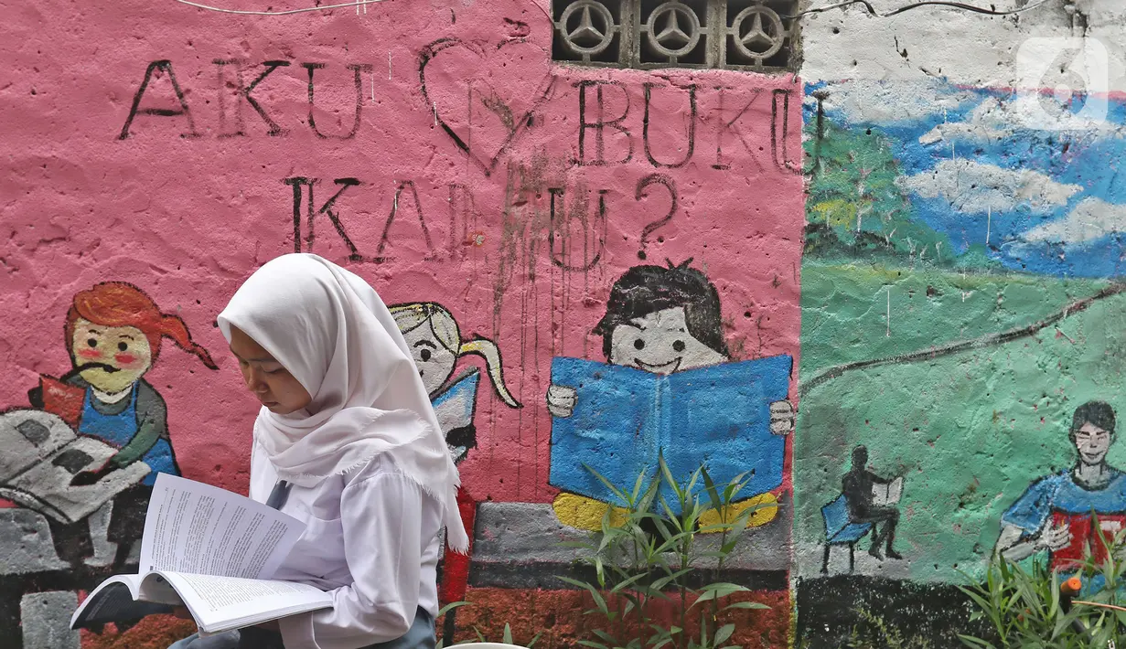 Pelajar membaca buku di Kampung Literasi RW 08, Jatipulo, Palmerah, Jakarta Barat, Kamis (30/1/2020). Kampung Literasi ini memiliki 5 kotak berisi beragam buku yang ada di sejumlah titik, berbekal konsep kejujuran disebar di sepanjang kampung. (Liputan6.com/Herman Zakharia)