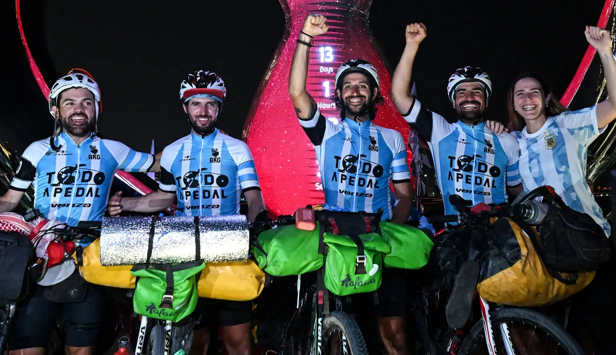 Jarak 10.500 kilometer yang ditempuh Lucas Ledezma dkk juga menjadi acuan bagi warga Argentina untuk menanam 10.500 pohon di negara mereka sebagai bentuk dukungan kepada Timnas Argentina dalam usaha merebut trofi ketiga di Piala Dunia 2022 Qatar, setelah sebelumnya dua kali menjadi kampiun pada edisi 1978 dan 1986. (AFP/Kirill Kudryavtsev)