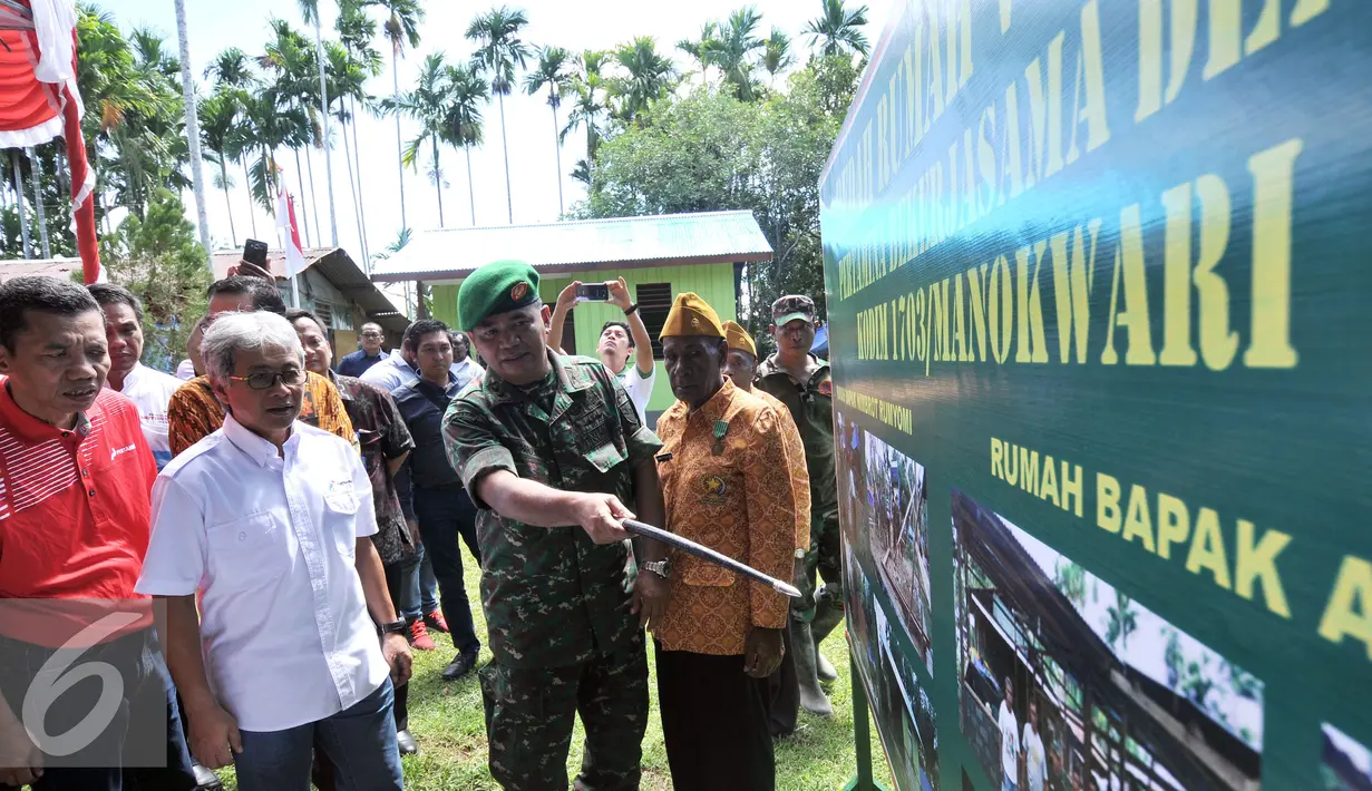 Dirut PT Pertamina, Dwi Soetjipto (kedua kiri) bersama Dandim 1703/Manokwari Letkol Andy Parulian melihat papan kemajuan program bedah rumah veteran RI di Kampung Amban, Manokwari, Papua Barat, Selasa (16/8). (Liputan6.com/Helmi Fithriansyah)