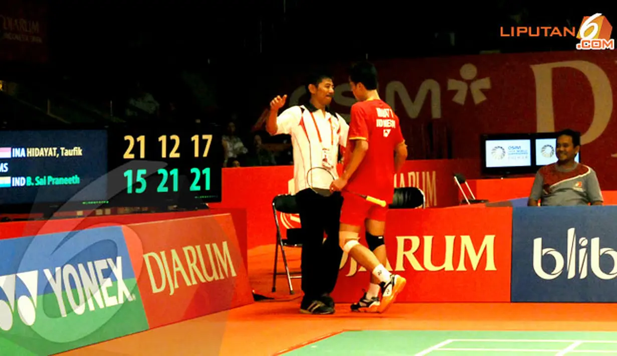 Mantan pebulutangkis tunggal putra terbaik di dunia itu ditumbangkan tunggal putra India, B. Sai Praneeth, melalui pertarungan tiga set 21-15 12-21 17-21.(Liputan6.com/Helmi Fithriasyah).