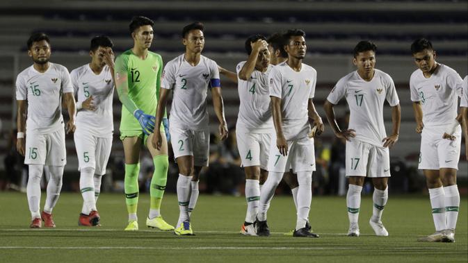 Para pemain Timnas Indonesia U-22 tampak kecewa usai dikalahkan Vietnam U-22 pada laga SEA Games 2019 di Stadion Rizal Memorial, Manila, Minggu (1/12). Indonesia kalah 1-2 dari Vietnam. (Bola.com/M Iqbal Ichsan)