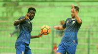 Pemain Persiba Balikpapan, Dirkir Glay (kiri) dan Anmar Amubarak, absen pada laga melawan Persipura, Senin (22/5/2017). (Bola.com/Iwan Setiawan)