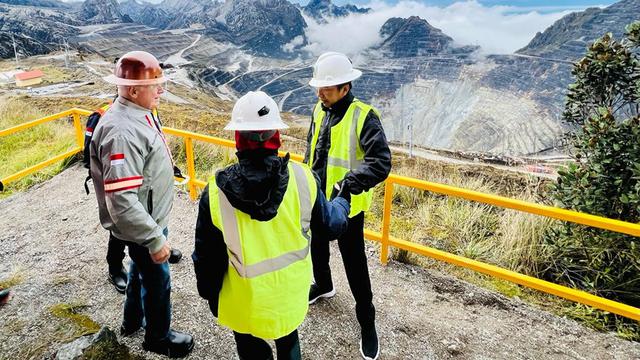 Presiden Joko Widodo atau Jokowi dan Ibu Negara Iriana tiba di Tambang Grasberg milik PT Freeport Indonesia (PTFI) di Distrik Tembagapura, Kabupaten Mimika Papua, Kamis (1/9/2022) pukul 08.15 WIT.